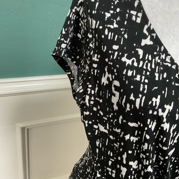 Apt 9 black and white blouse top. Size Large with faux wrap & ruching. - Picture 7 of 9